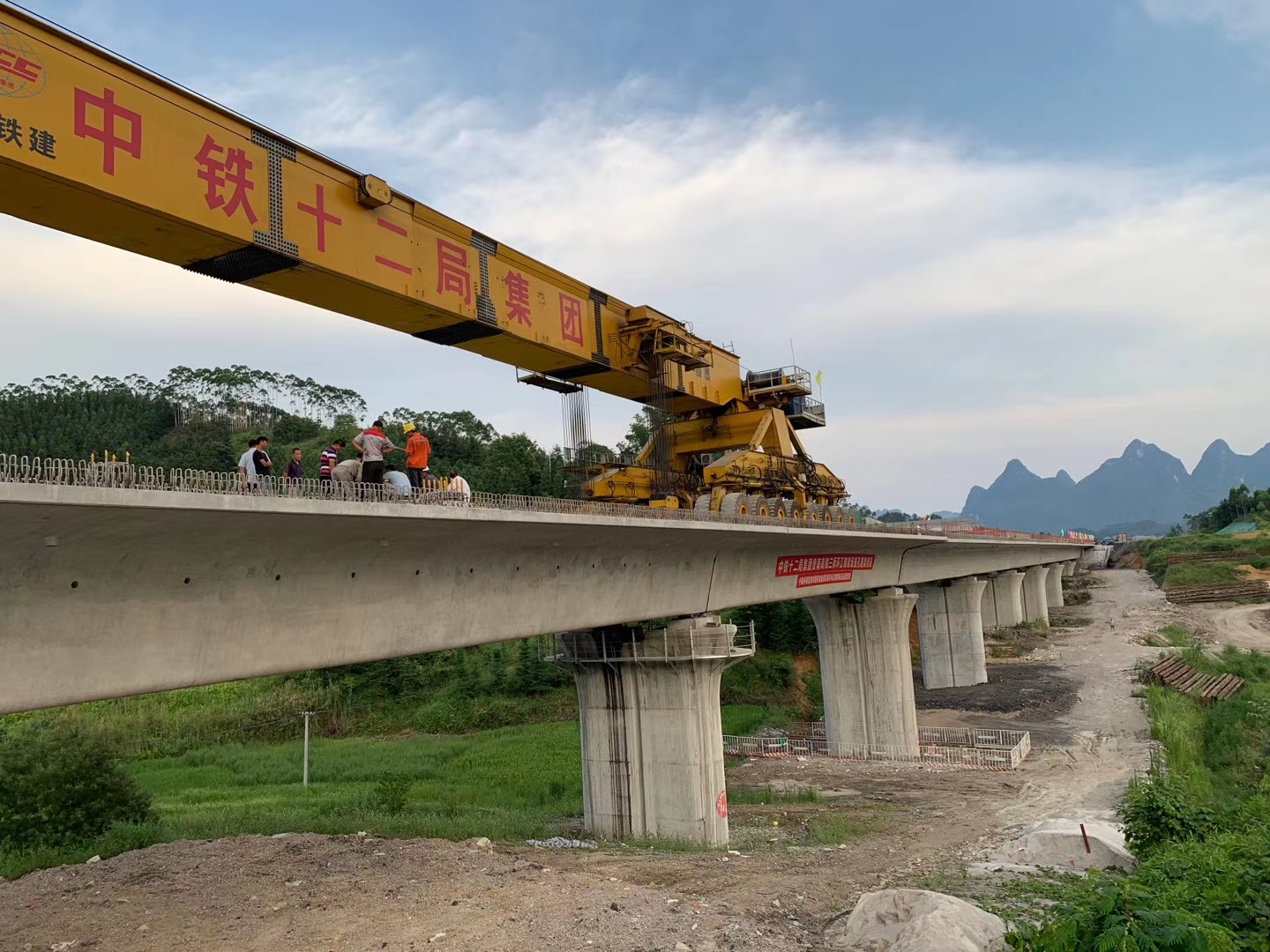 天柱预应力加固在公路桥梁施工应用